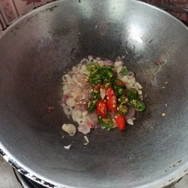 Selanjutnya masukkan cabai rawit lalu tumis sampai layu.