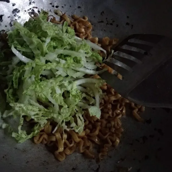 Masukkan sawi putih, aduk rata. Koreksi rasa lalu angkat, letakkan di piring saji.