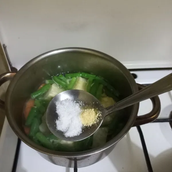 Beri garam dan kaldu jamur, aduk rata dan koreksi rasa.