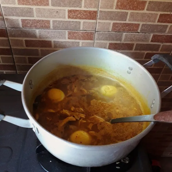 Masukkan ayam dan telur, kecilkan api, masak dengan api kecil selama 30 menit agar bumbu meresap. Sajikan soto selagi panas dengan tambahan tauge, bawang goreng dan sambal cabai.