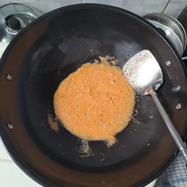 Masukkan bumbu halus, tumis hingga harum.