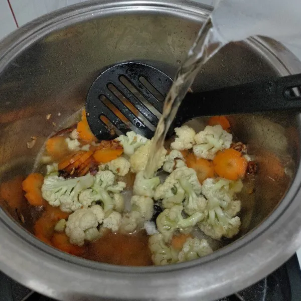 Tambahkan air masak hingga sayur matang.