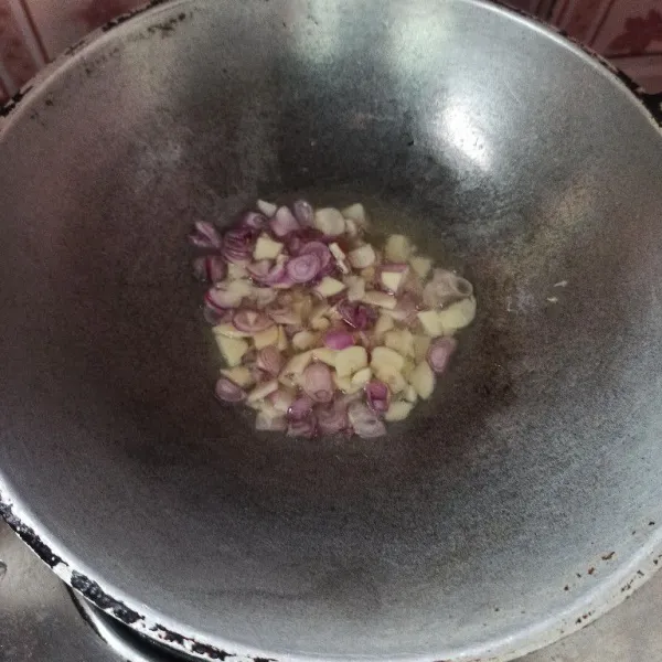 Tumis bawang putih dan bawang putih sampai harum.