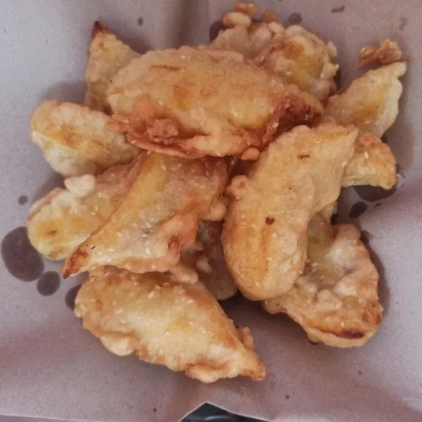 Angkat dan tiriskan pisang goreng dan sajikan selagi hangat.