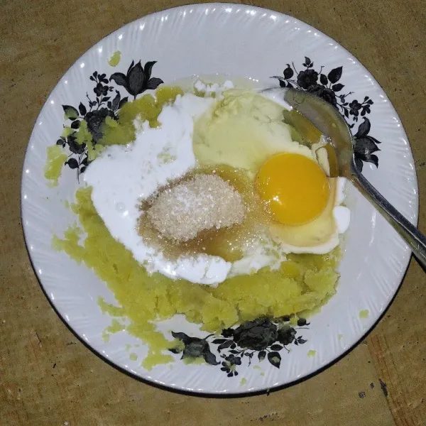 Tambahkan telur, tepung terigu, gula pasir, santan, garam dan vanilli, aduk hingga rata, sisihkan.