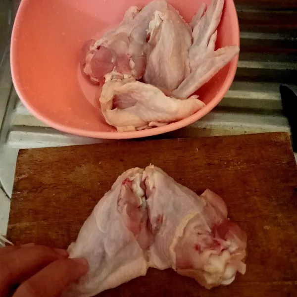Bersihkan sayap ayam potong menjadi dua bagian. Boleh menggunakan bagian dada atau paha.