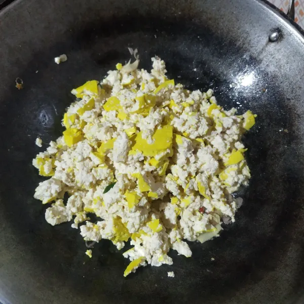 Masukkan tahu yg sudah dihancurkan, aduk rata.