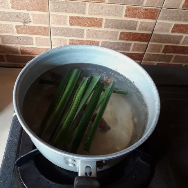 Masukkan jahe kedalam rebusan daun pandan