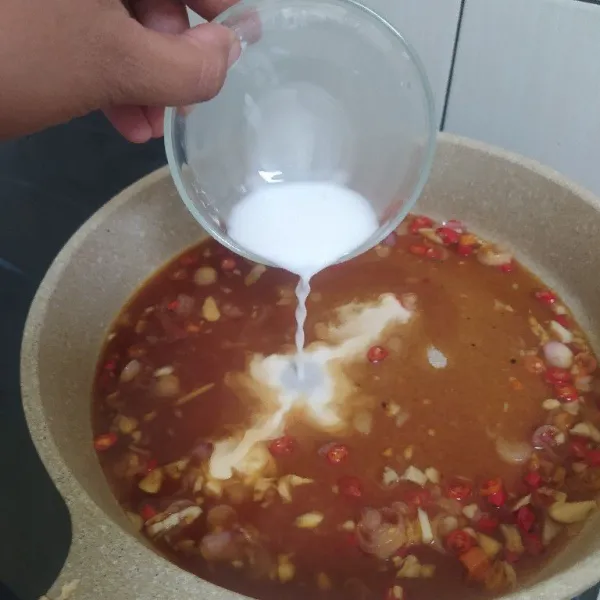 Masukkan larutan tepung maizena.