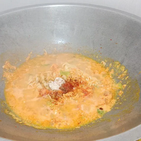 Masukkan semua bumbu perasa lalu koreksi rasa. mie telur kuah pedas siap disajikan.