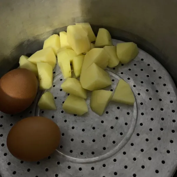 Kukus kentang dan telur selama 15 menit.