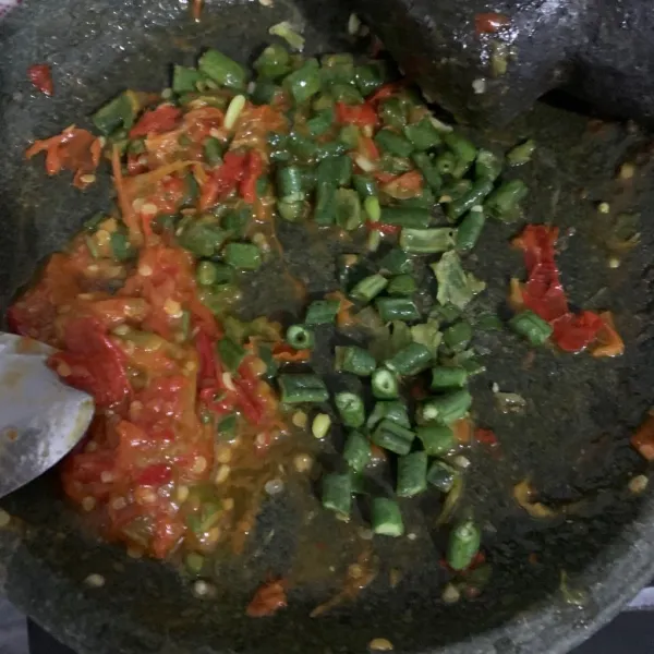 Potong kecil-kecil kacang panjang dan ulek kasar.