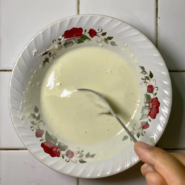 Siapkan mangkuk, lalu campurkan tepung terigu dan air.