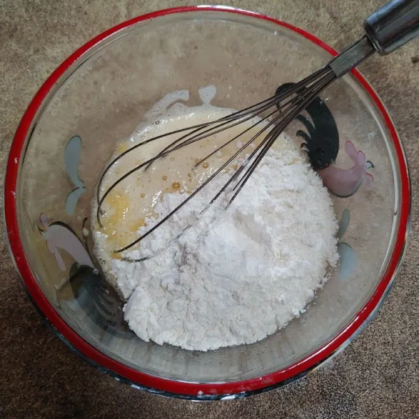Kemudian masukkan tepung, garam, baking powder dan baking soda, aduk-aduk sampai adonan tercampur.