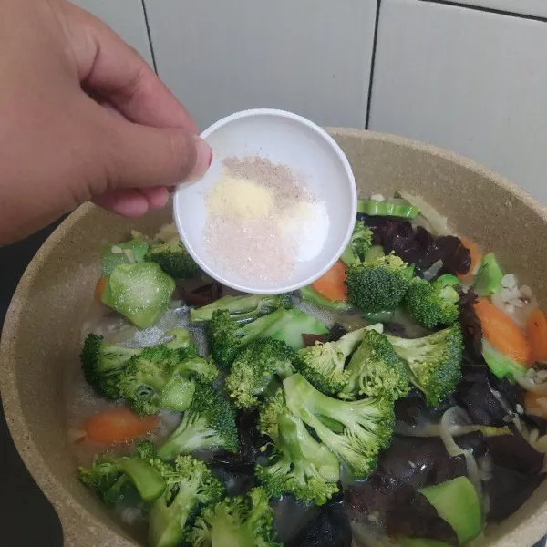 Bumbui dengan garam, gula, lada, dan kaldu bubuk
