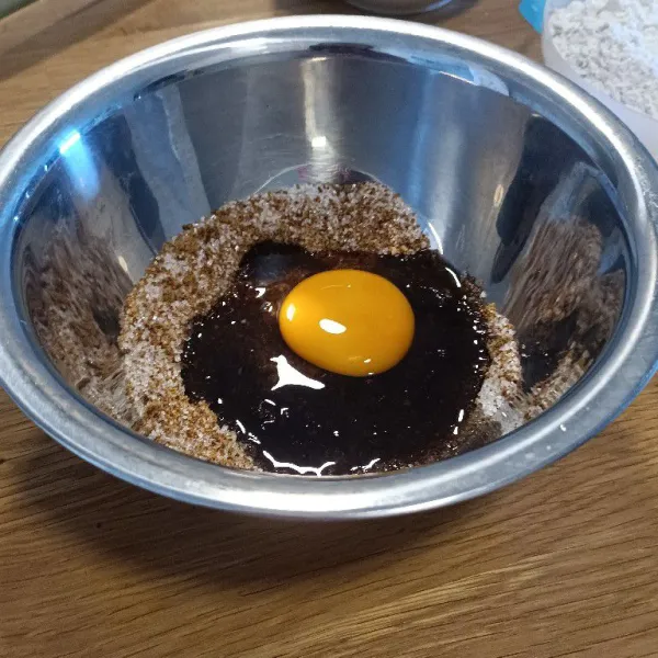 Campurkan gula dan telur, lalu kocok hingga gula larut