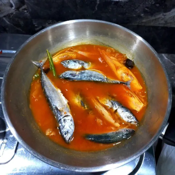 Masukkan ikan aduk rata, tambahkan garam dan kaldu jamur.