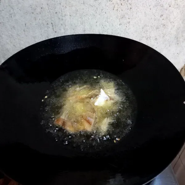 Goreng ikan asin.