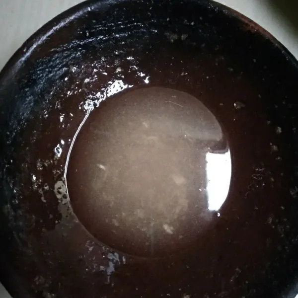Haluskan bawang putih, kemiri dan garam. Beri air, aduk sampai garam larut.
