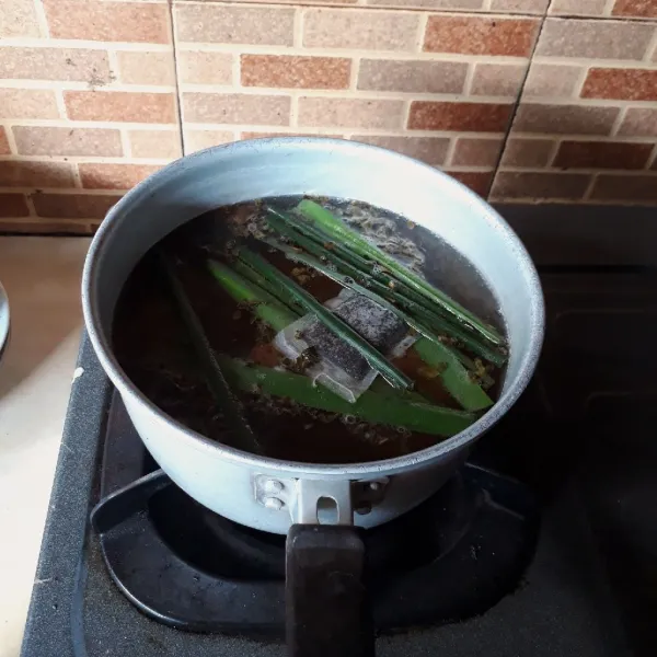 Tambahkan teh celup dan teh tubruk, masak hingga mendidih.