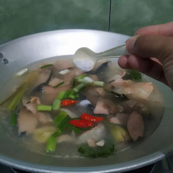 Beri garam, gula pasir dan penyedap.