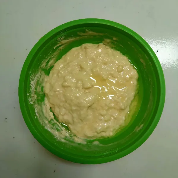 Kemudian campur dengan susu cair, setelah itu masukkan minyak goreng.