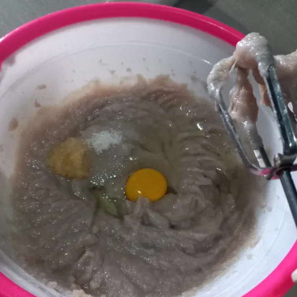 Masukkan telur, kaldu bubuk, dan gula pasir, lalu aduk rata
