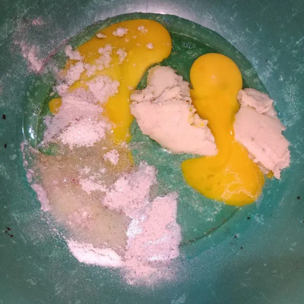 Pecahkan telur, lalu tambahkan kaldu bubuk, garam, merica, gula, bawang merah, dan bawang putih yang sudah dihaluskan