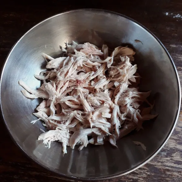 Didihkan air, rebus ayam hingga matang, tiriskan dan suwir-suwir. Sisa air rebusan ayam jangan dibuang, akan digunakan sebagai air kaldu.