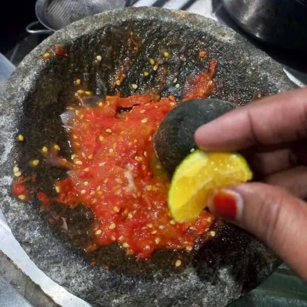 Beri perasan jeruk nipis, kaldu jamur, koreksi rasa.