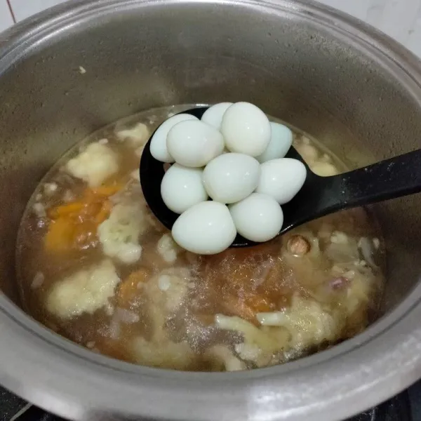 Jika sayur sudah matang masukan telur puyuh.