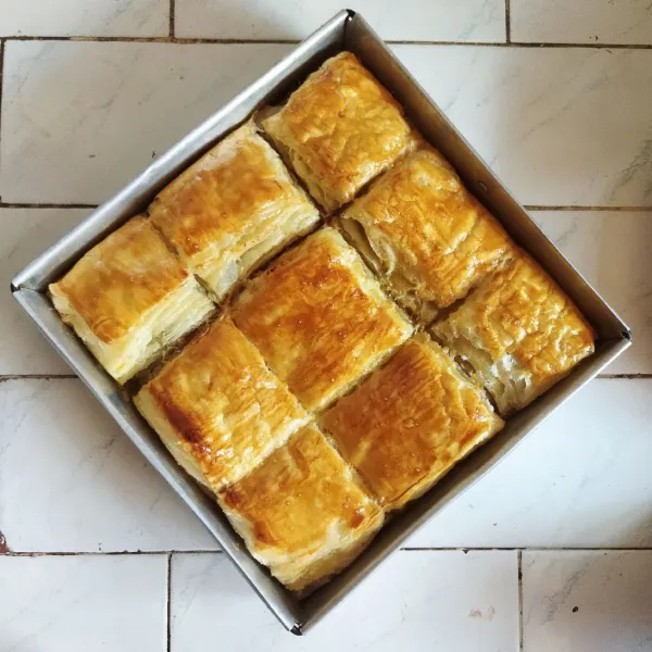 Panggang dalam oven dengan suhu 200 derajat celcius selama 30 menit hingga matang. Setelah matang angkat dan sajikan