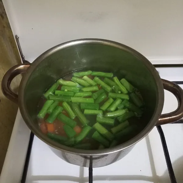 Tambahkan irisan buncis.