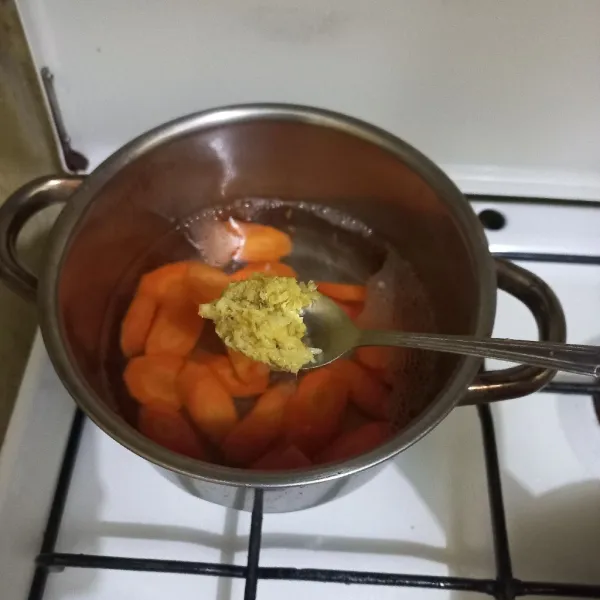 Masukkan bawang putih yang telah dihaluskan pada panci rebusan.