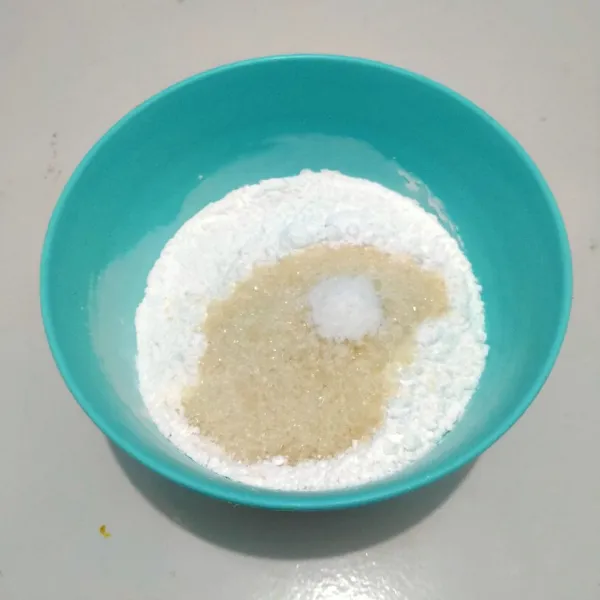 Buat lapisan pertama campur tepung beras, tepung tapioka, gula pasir, dan garam