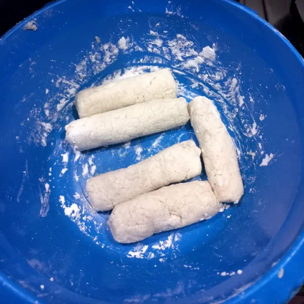 Baluri tangan dengan tepung tapioka, bentuk adonan sesuai selera