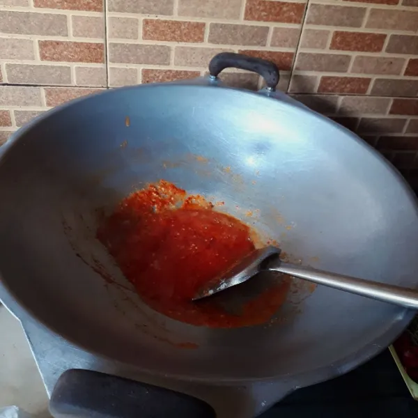 Tambahkan cabai dan tomat merah, masak hingga matang dan meletup-letup.