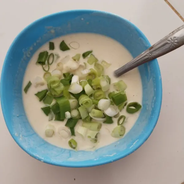 Masukkan daun bawang, aduk rata.