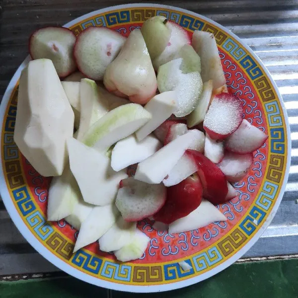 Potong-potong buah sesuai selera.