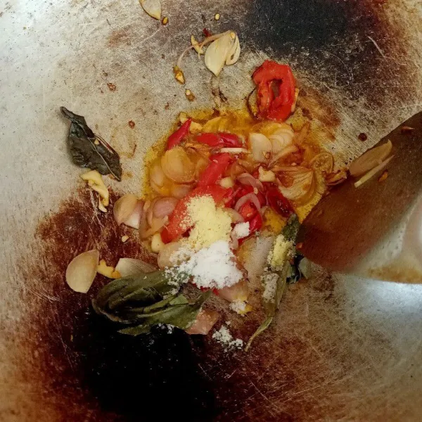 Tambahkan daun salam, garam, gula, dan kaldu bubuk lalu aduk-aduk