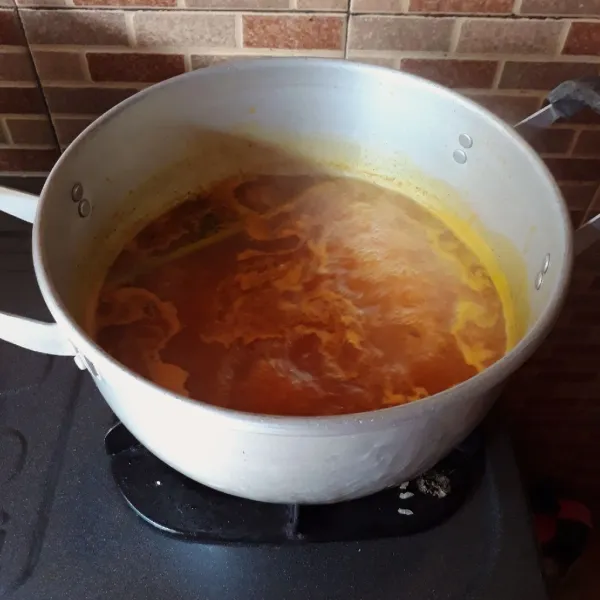 Masukkan kuah kaldu dan bahan penyedap rasa, masak hingga mendidih.