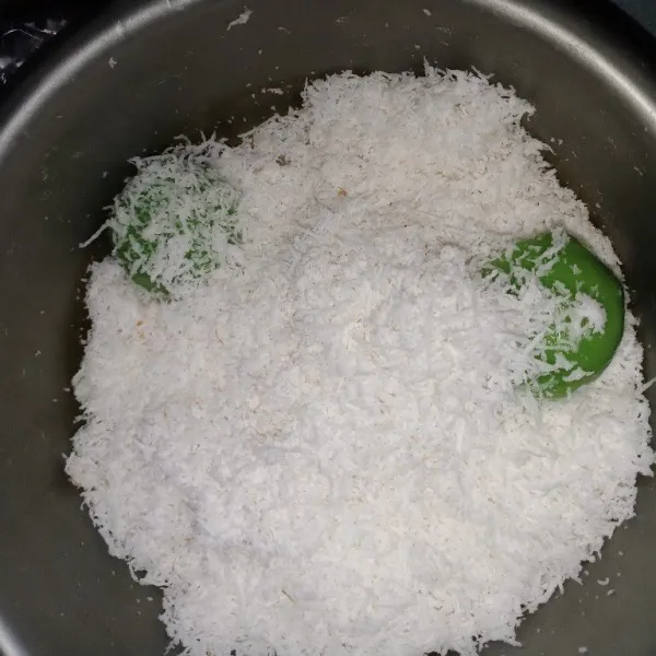 Selanjutnya, masukkan onde-onde ke kelapa yang sudah diberi garam. Lalu sajikan
