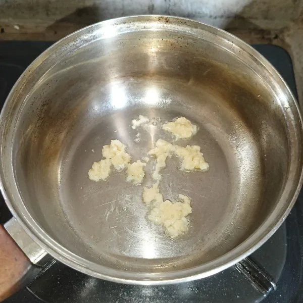 Haluskan bawang putih dan kemiri, lalu tumis sampai harum dan matang.