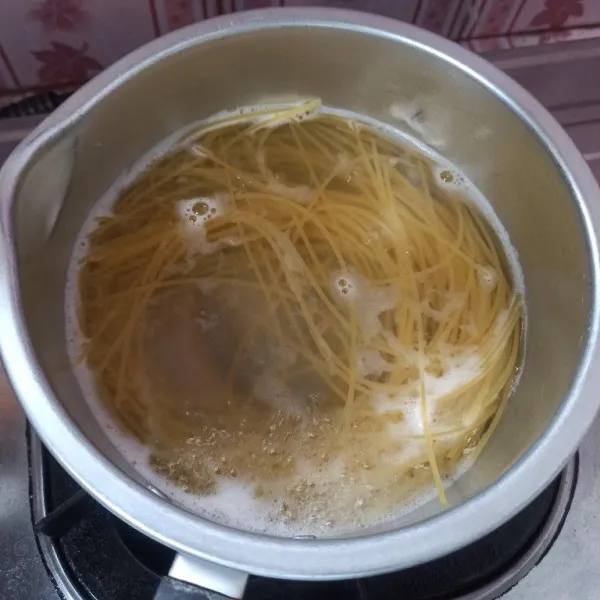 Rebus spaghetti sampai al dente, angkat dan sisihkan.