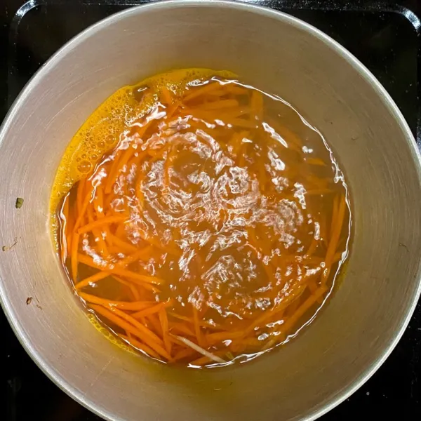 Rebus wortel hingga empuk, lalu sisihkan.