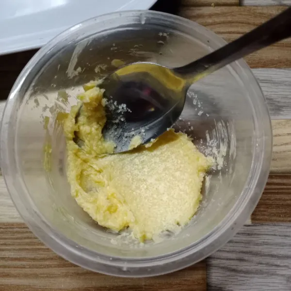 Campur rata 1 sdm margarin dan gula pasir.