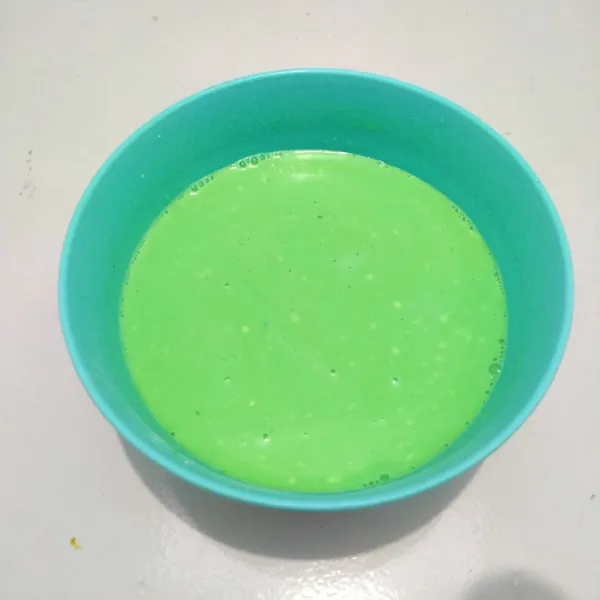 Masukkan pasta pandan dan santan, lalu aduk merata