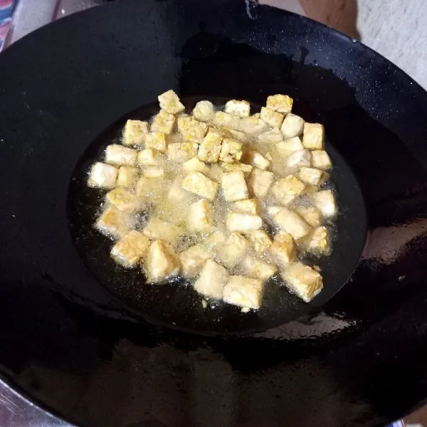 Setelah tempe di potong, beri sedikit garam lalu goreng sampai kecoklatan.