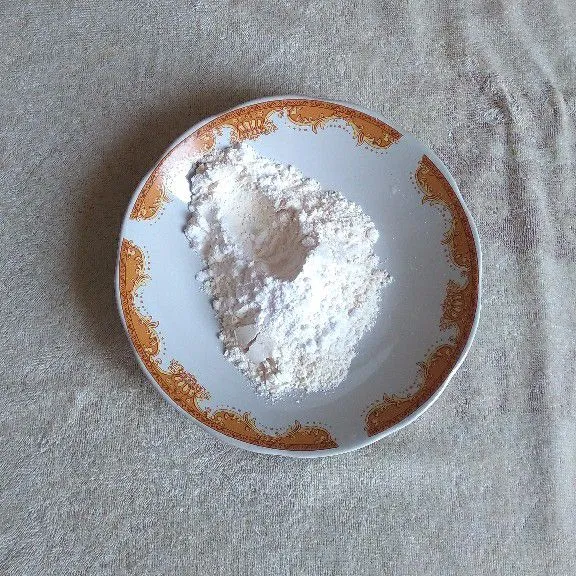Campur tepung terigu, tepung tapioka, dan garam.