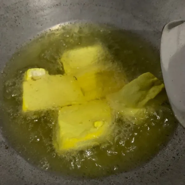 Goreng tahu kuning.
